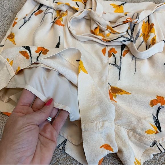 GENTLE Fawn Cream painter floral shorts Sz L NWT - Picture 4 of 9